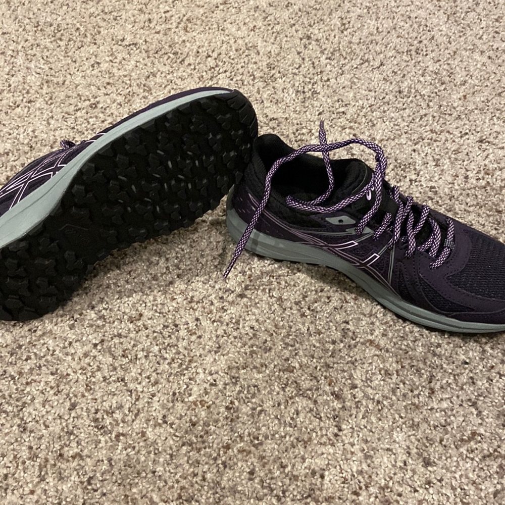Asics size 8 purple and black color. Never worn.